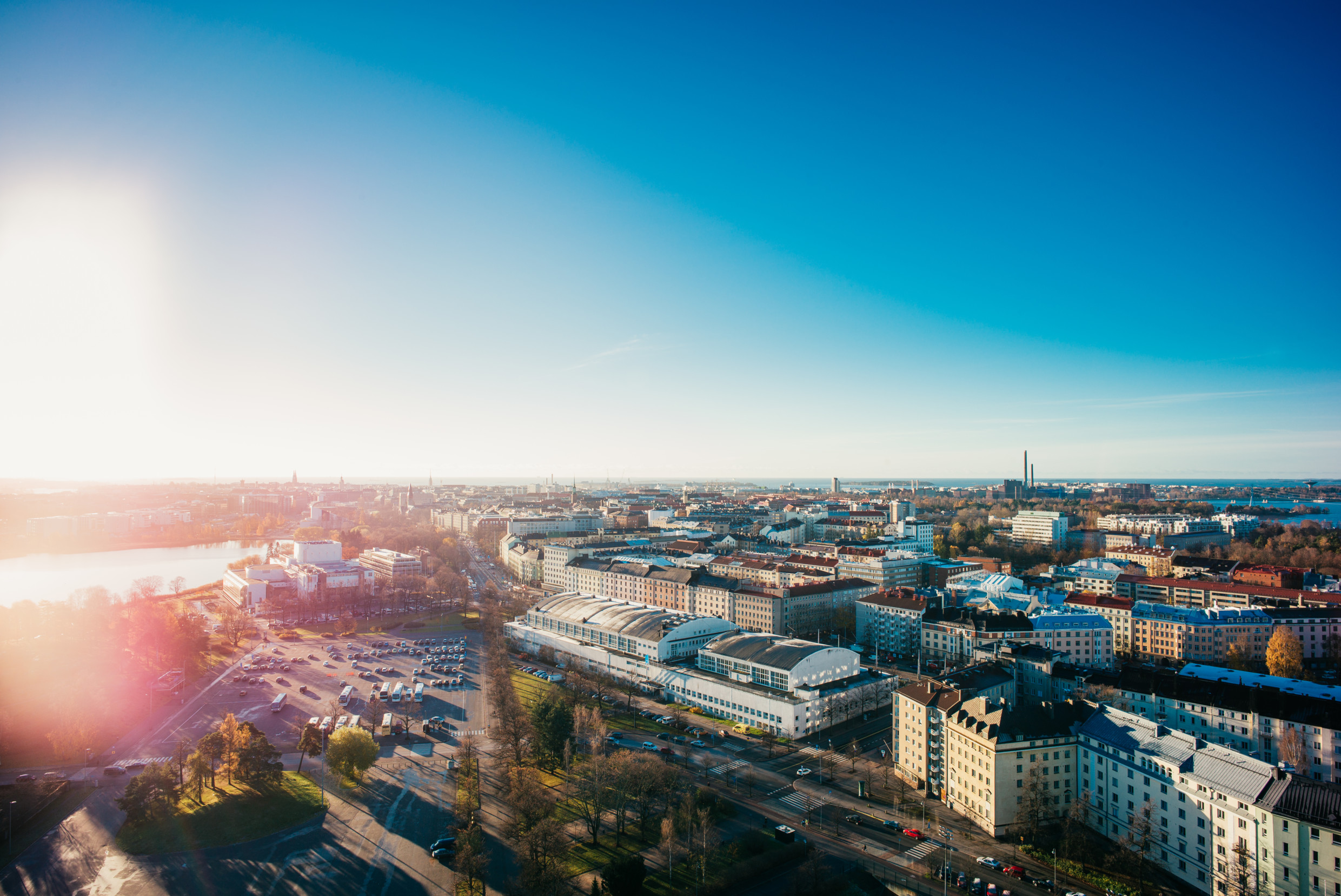 Ilmakuva Helsingistä auringonpaisteessa.