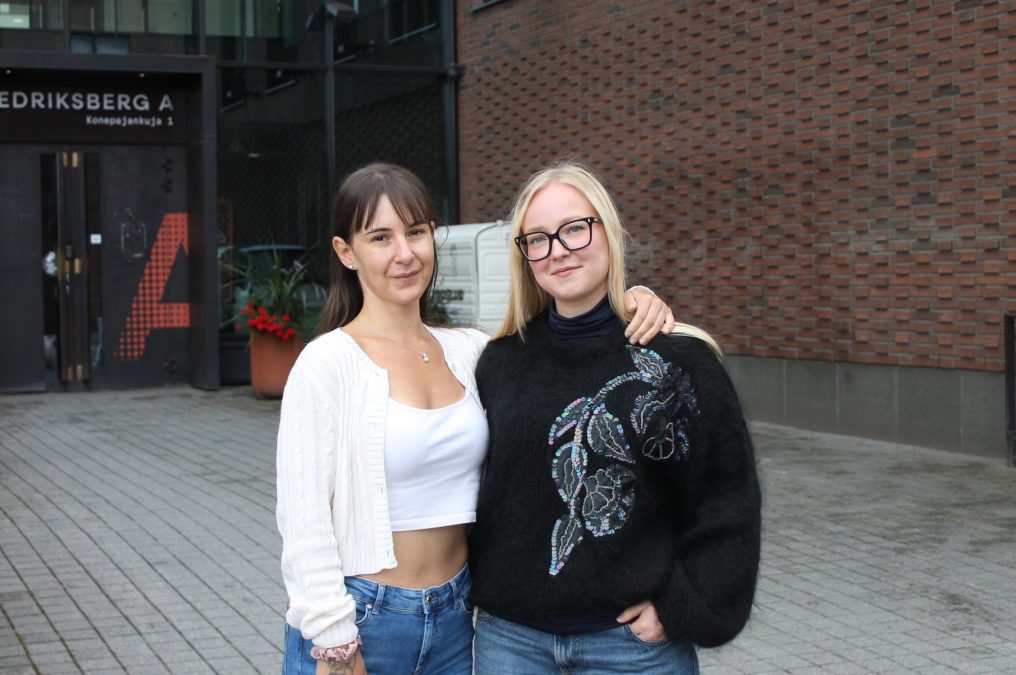 Kuvassa vasemmalla Jenni Nylund ja oikealla Aamu Lätti.